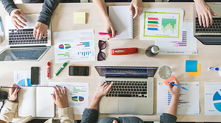 使用用途により様々な材質が想定されます。制作のクオリティを上げる為にデザイン上の留意点等を確認する場合もあります。